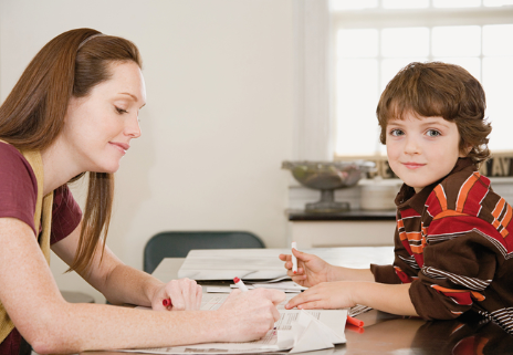 Mutter hilft Kind bei den Hausaufgaben